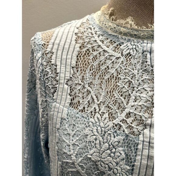 Heartloom NWT Lace Bell Sleeve Top in Light Blue Size M - Picture 2 of 5